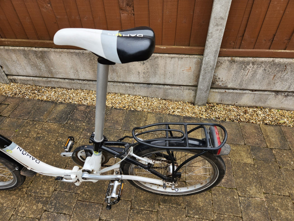 DAHON CAIO D7 FOLDING BIKE In SHINY WHITE. 20 Inch Wheels Great Condition