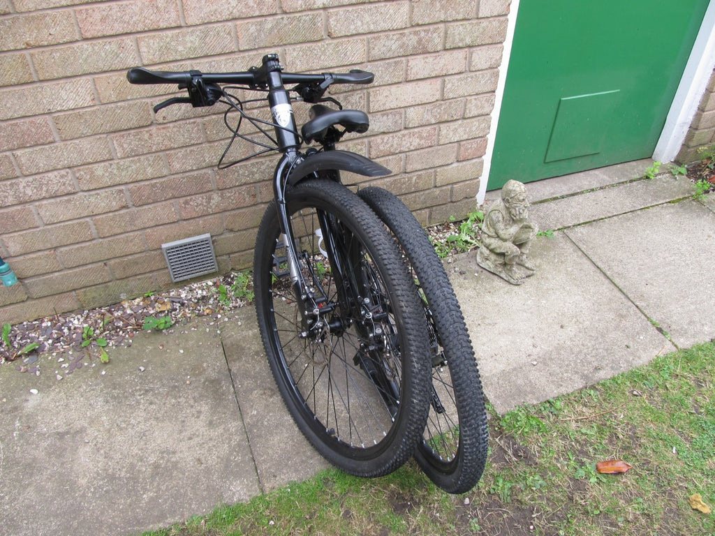 BIKE - FOLDING BIKE - 26" WHEELS, DISC BRAKES - UNISEX - EXCELLENT CONDITION