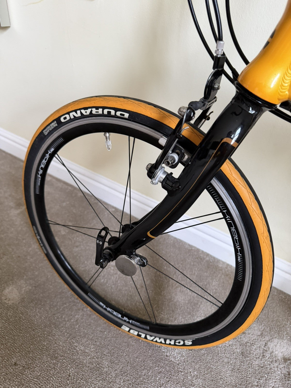 DAHON SPEED PRO TT FOLDING BIKE. HARDLY USED AS SHOWN.