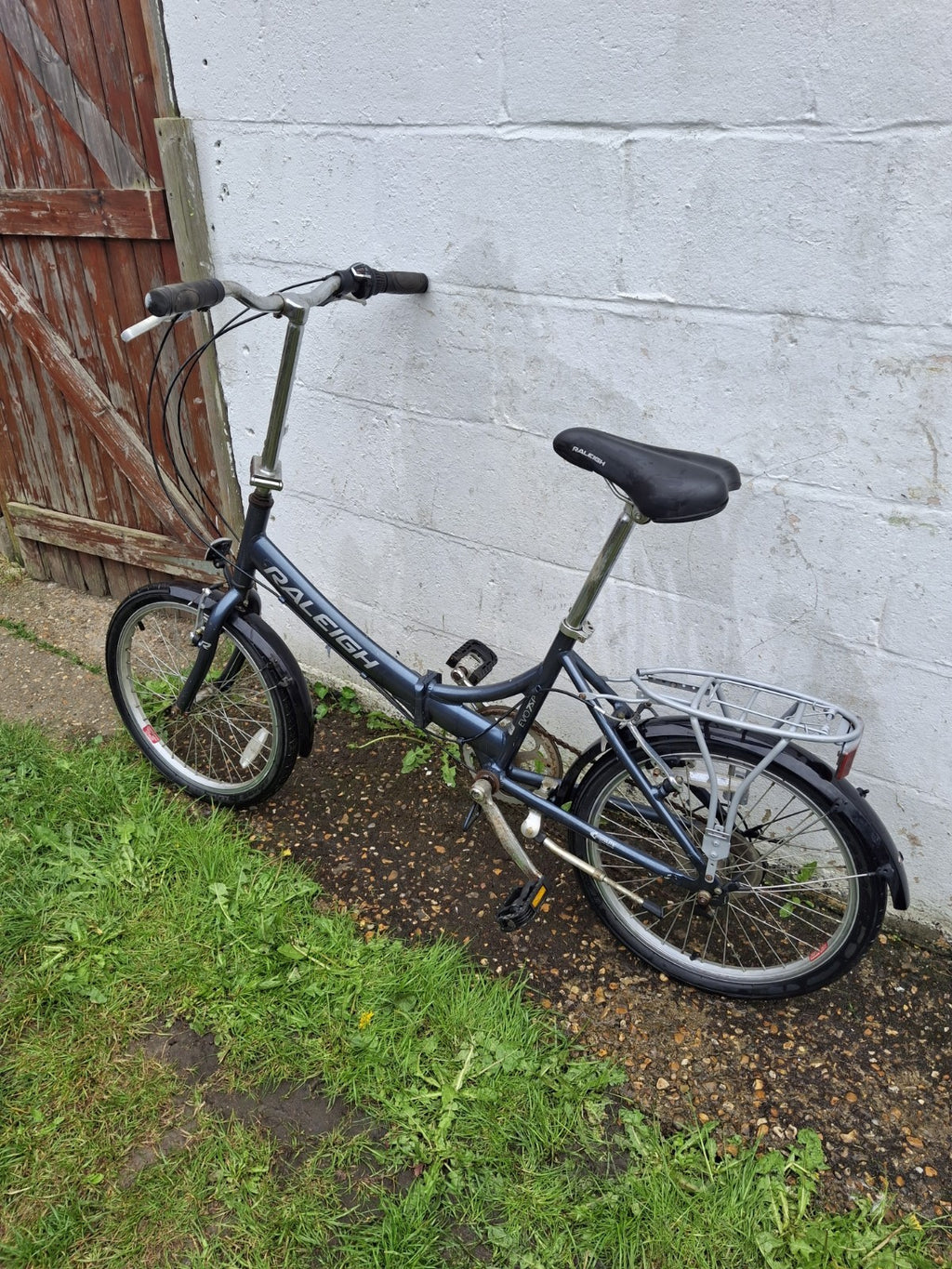 Raleigh EVO 7SP Folding Bike, Aluminum Frame, 20" Wheels, 7 Speed with Revo Grip