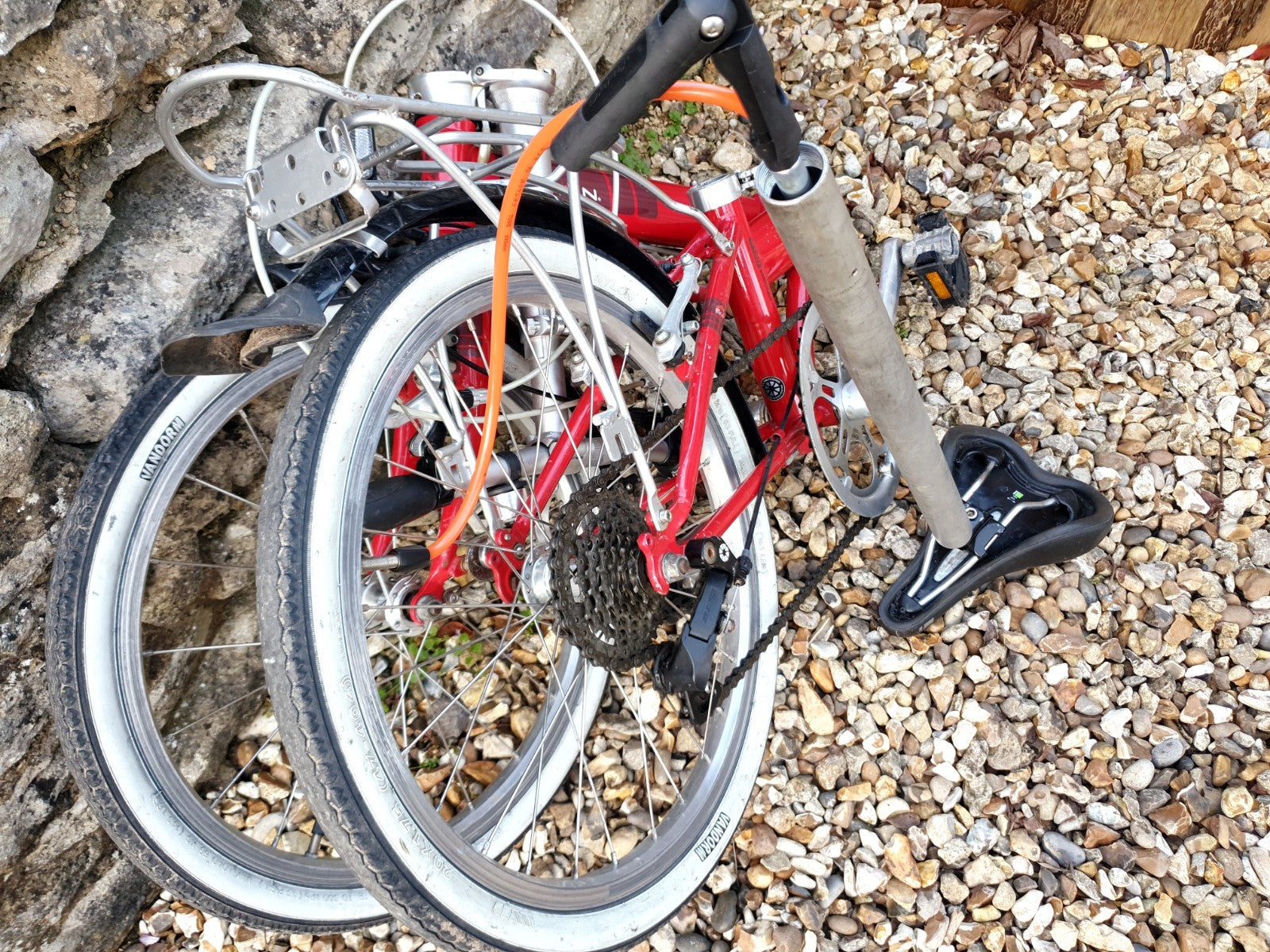 Dahon Speed D7 with pump in the Seatpost. 7 speed rapid rise gears.