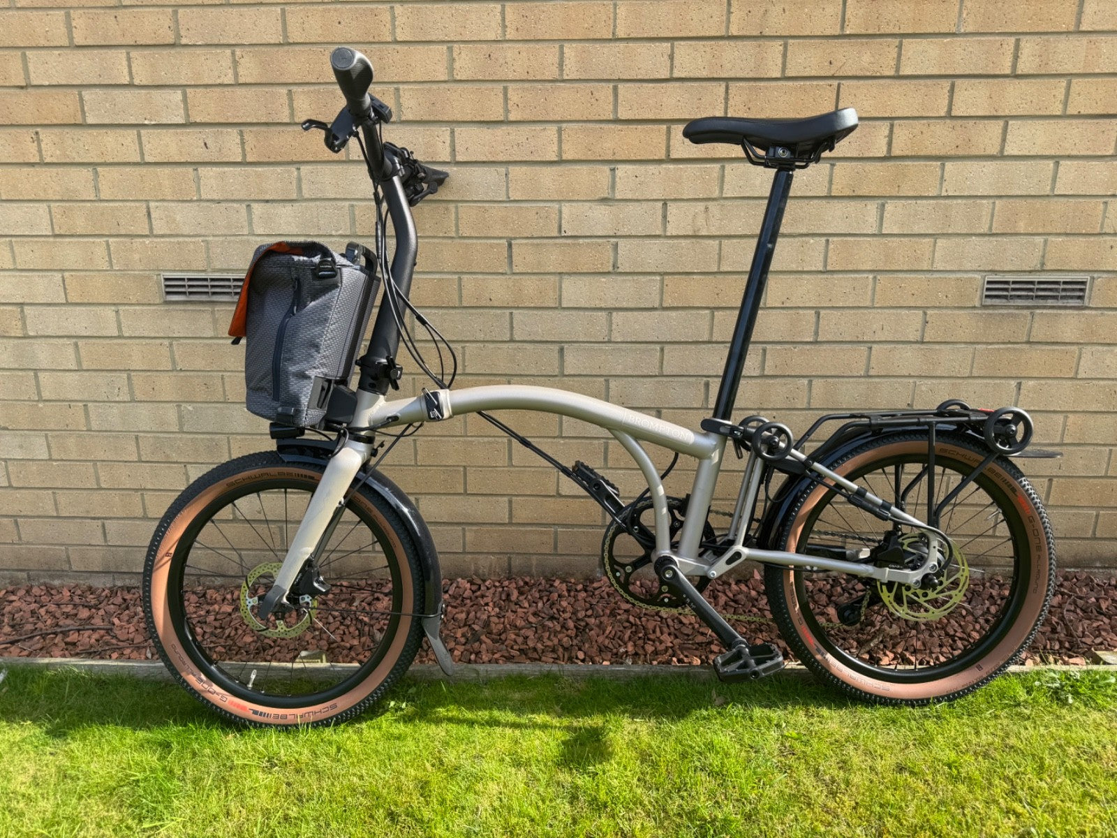 BROMPTON ELECTRIC G LINE 4 SPEED 2026 FOLDING BIKE IN TRAILDUST WHITE
