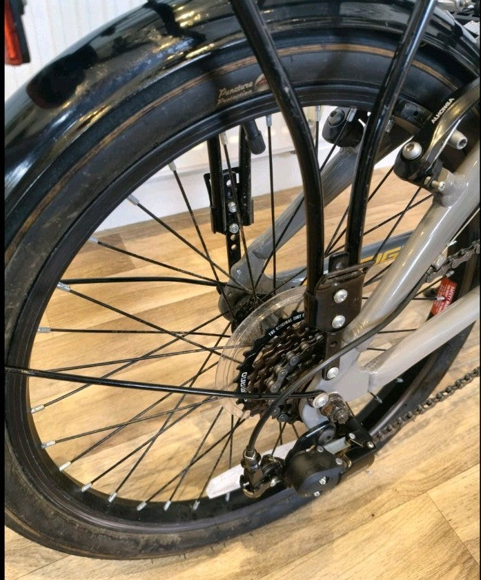 Raleigh Evo 2 is a folding bike featuring 7-speed Shimano gears and a grey frame