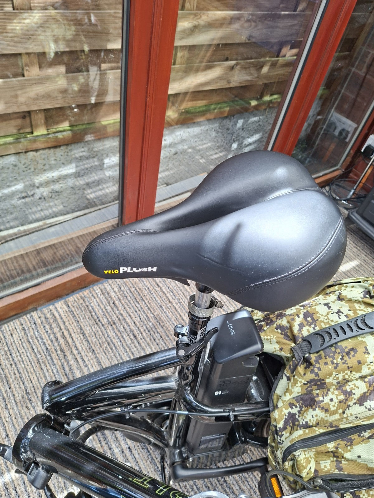 Volt metro ~ Black Folding Bike ~ plus extras! only done 470 miles! (EN15194)