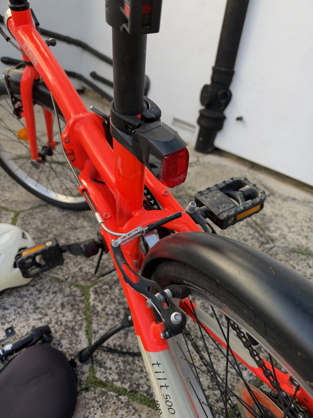 B'TWIN Tilt 500 20in Folding Bike Red/Black 7-Speed V-Brake Mudguards