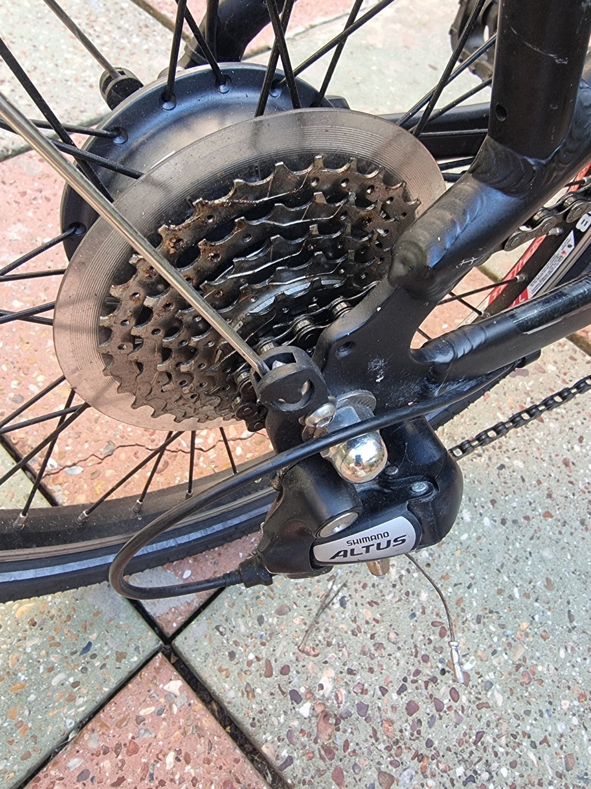 Raleigh Stow--E--Way Compact 8-Speed Folding Bike - Black