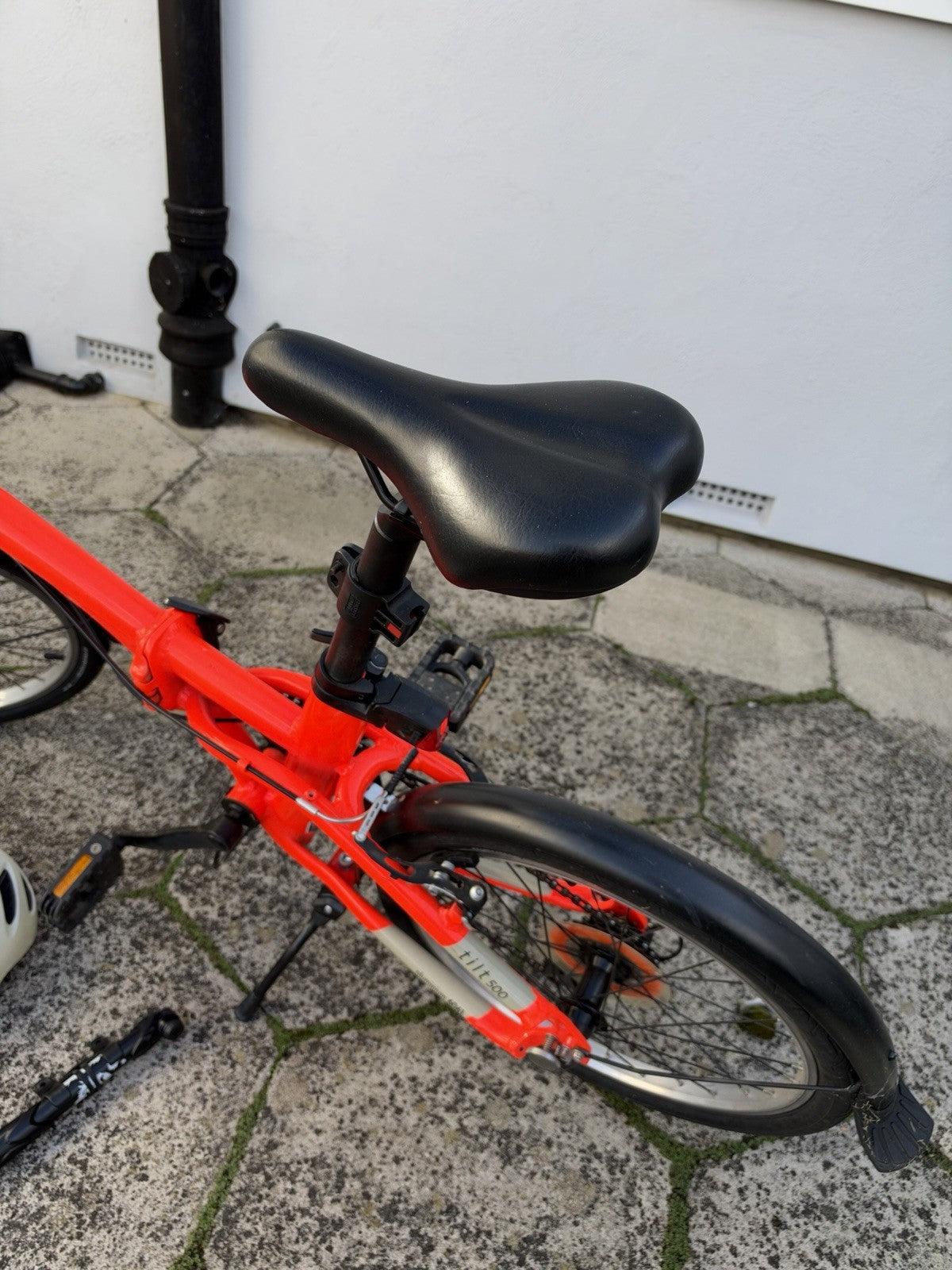 B'TWIN Tilt 500 20in Folding Bike Red/Black 7-Speed V-Brake Mudguards