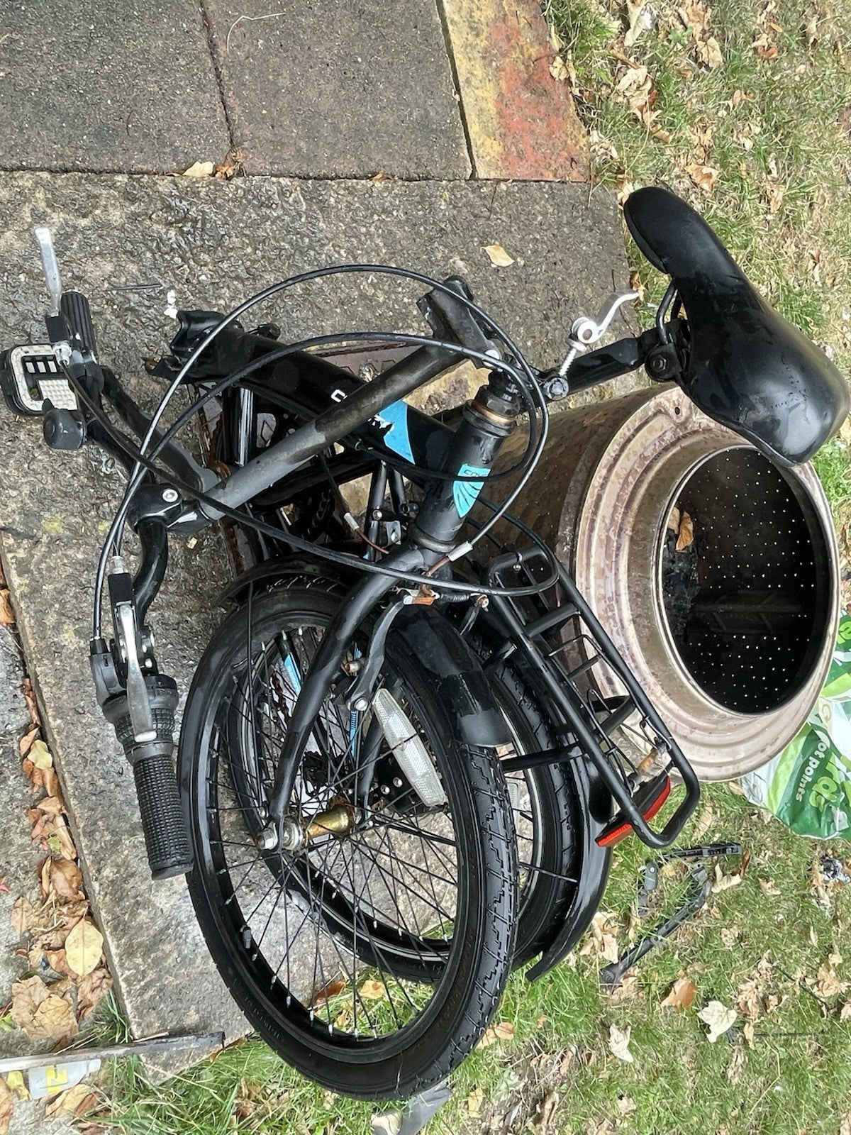Coyote Folding Bike Black 20in Wheels Rear Rack Mudguards Reflectors Hub Gears