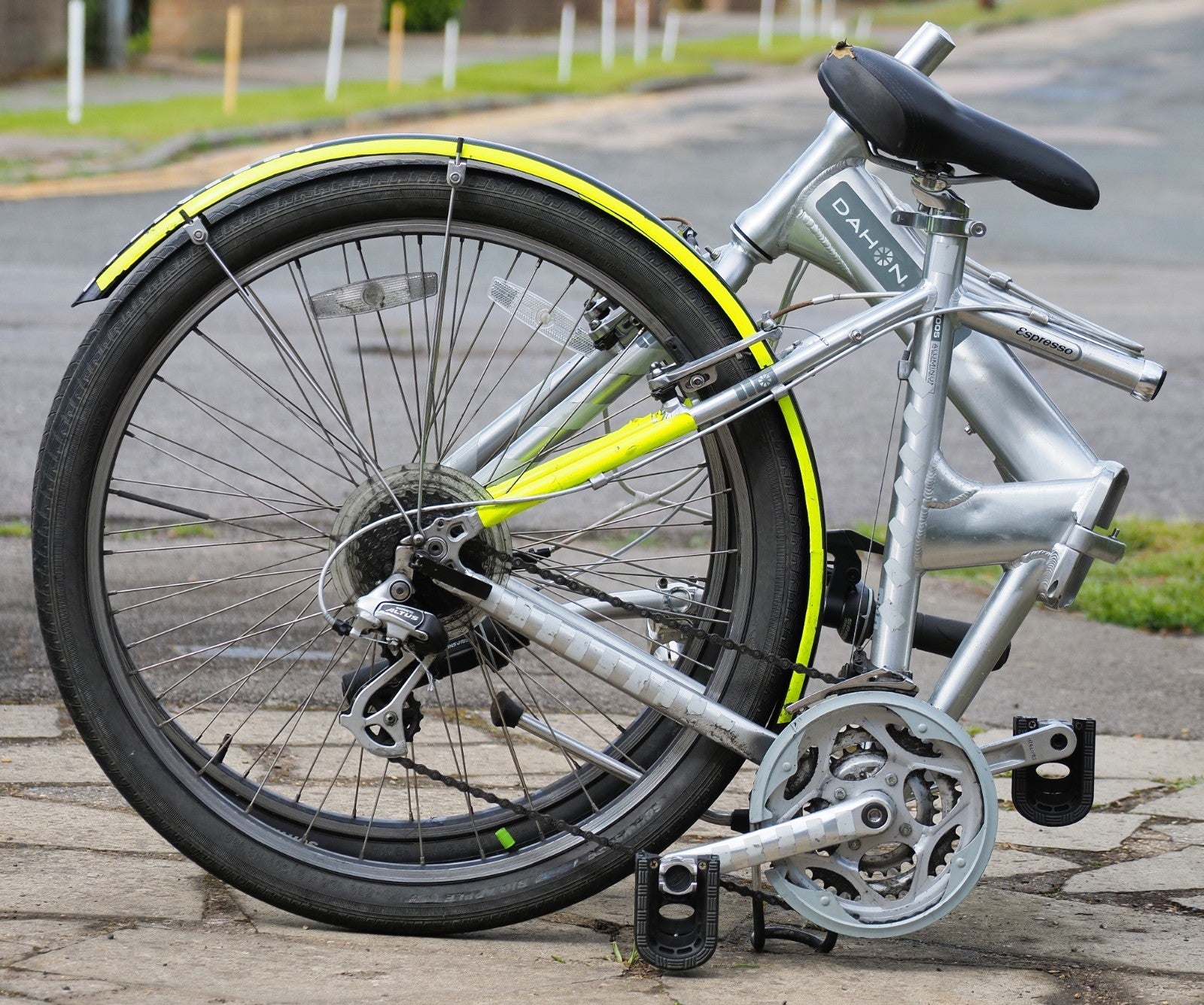Dahon Espresso Folding Bike: 26" Wheels, mudguards,  Hi-Viz extras