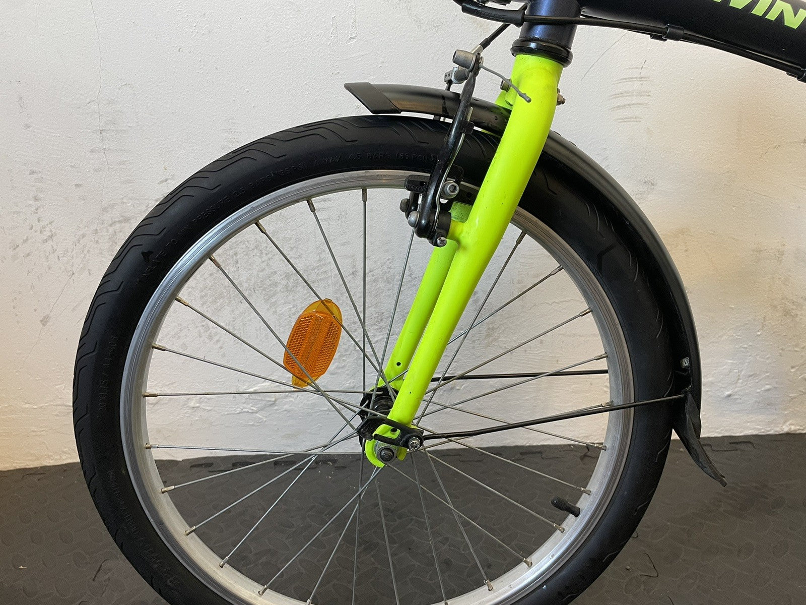 B Twin Tilt 120 Folding Bike 20 Inch Wheels. 6 Speed Matt Navy And Neon.