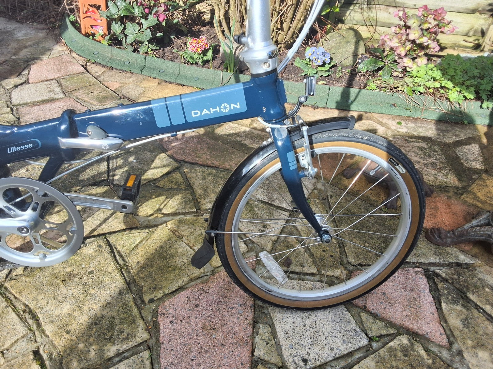 Pair of Dahon Vitesse D7  Aluminium Folding Bikes 7 Speed with Carry bags