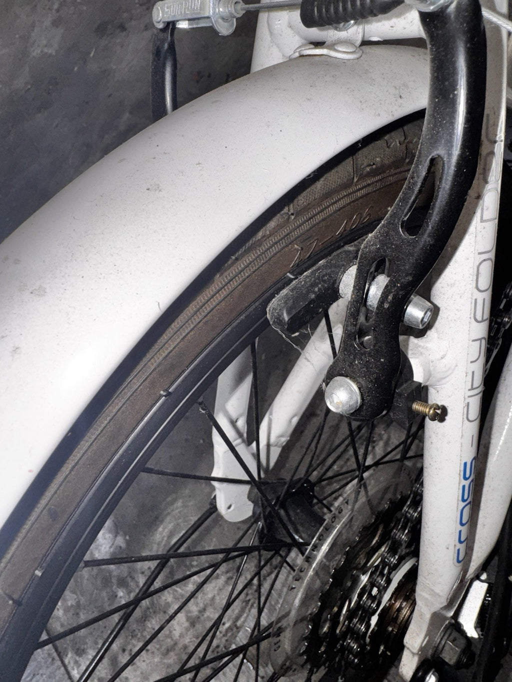 Cross CRF300 20in Folding Bike 6-Speed Shimano Derailleur Grip Shifter White
