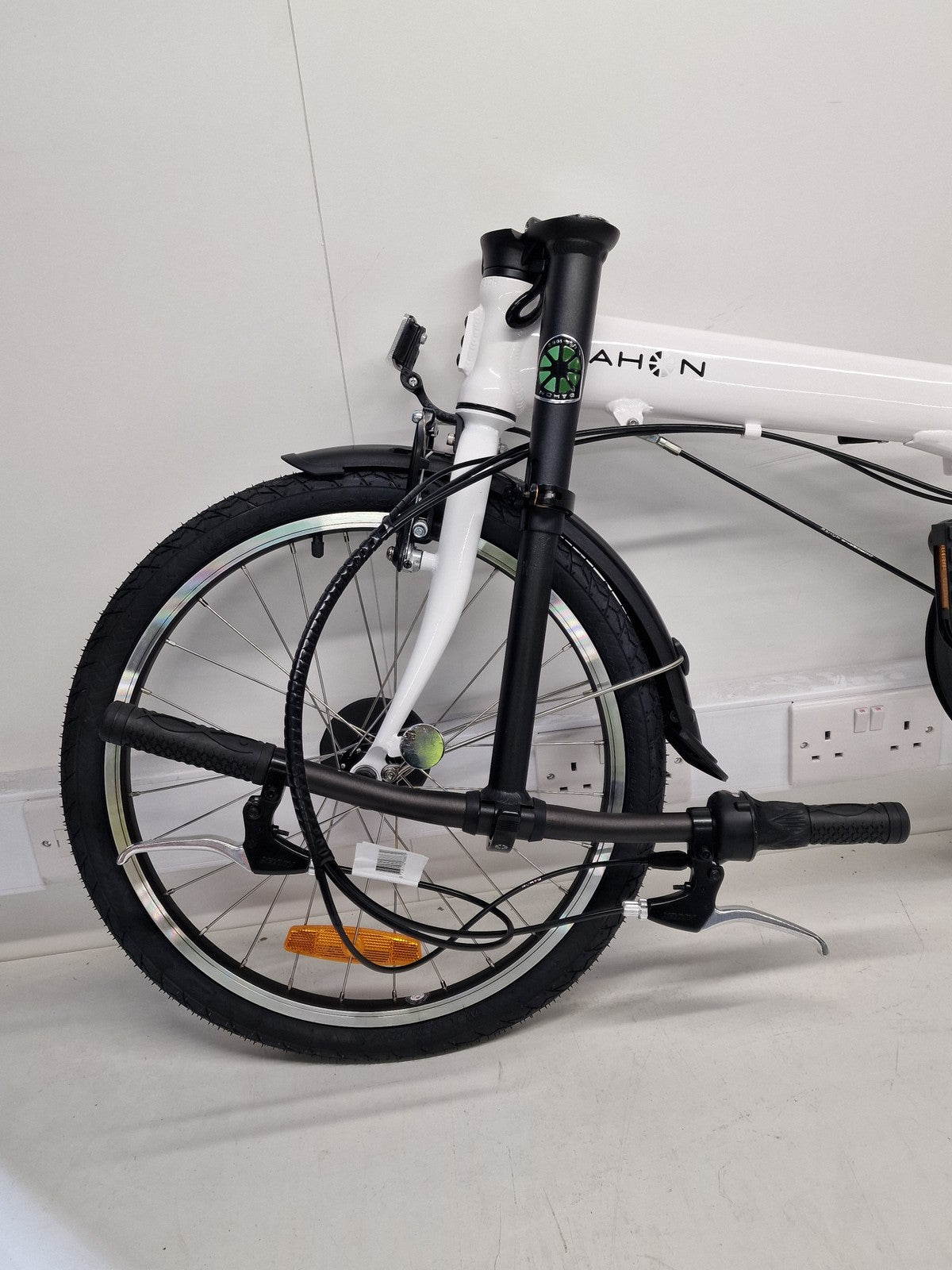 Dahon VYBE D7 Unisex 20" Wheel Compact 12kg 7-Speed Folding Bike - White A