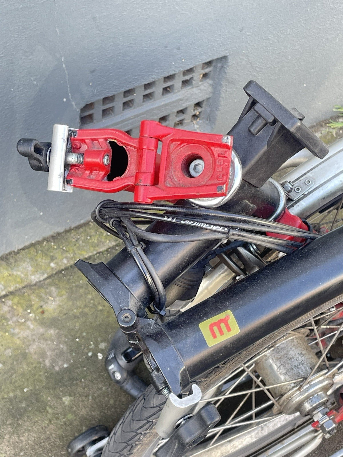 Brompton M6R Folding Bike - Black/Red, Dynamo - Luggage rack