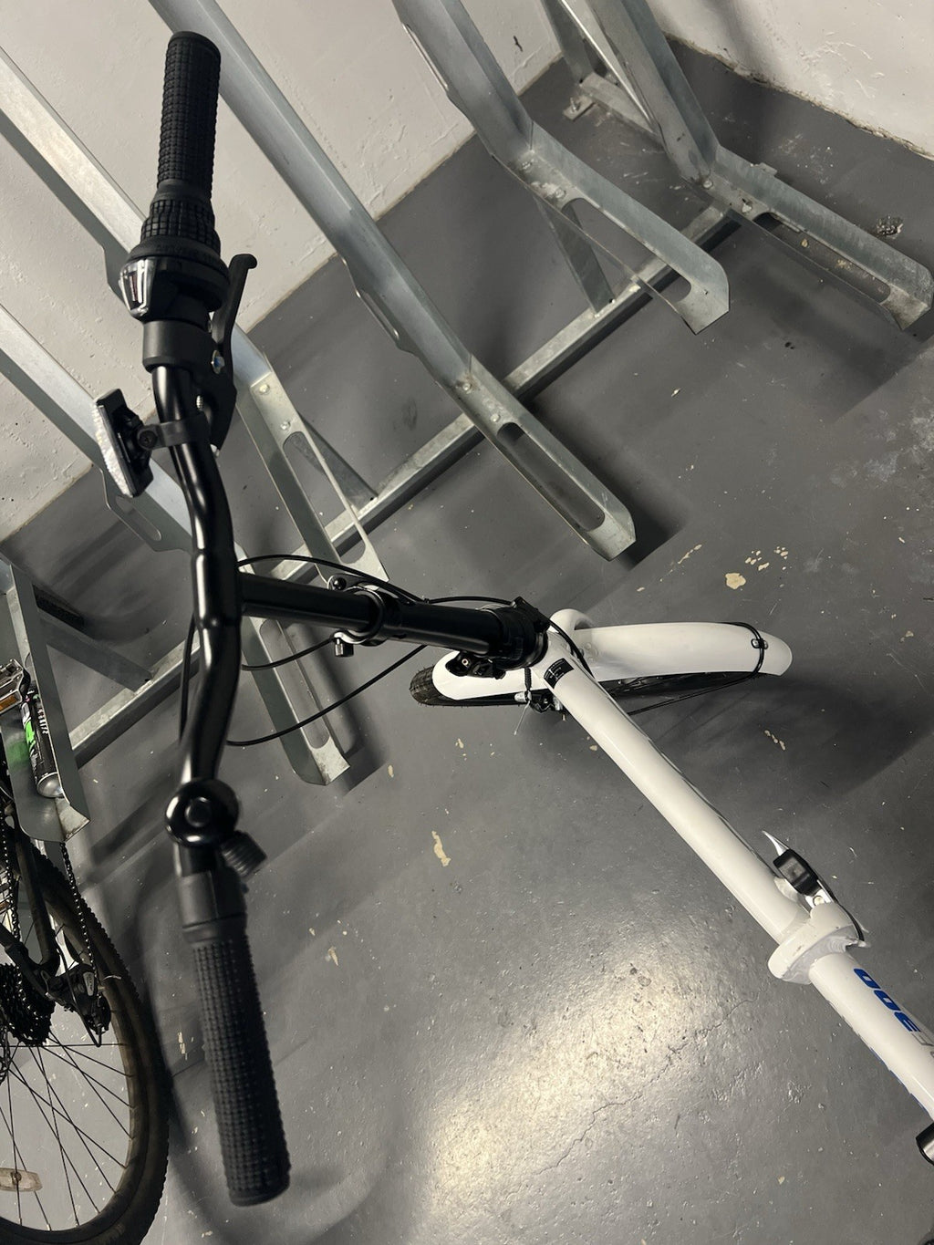 CROSS CRF300 Folding Bike 20 in White with Mudguards & Kickstand