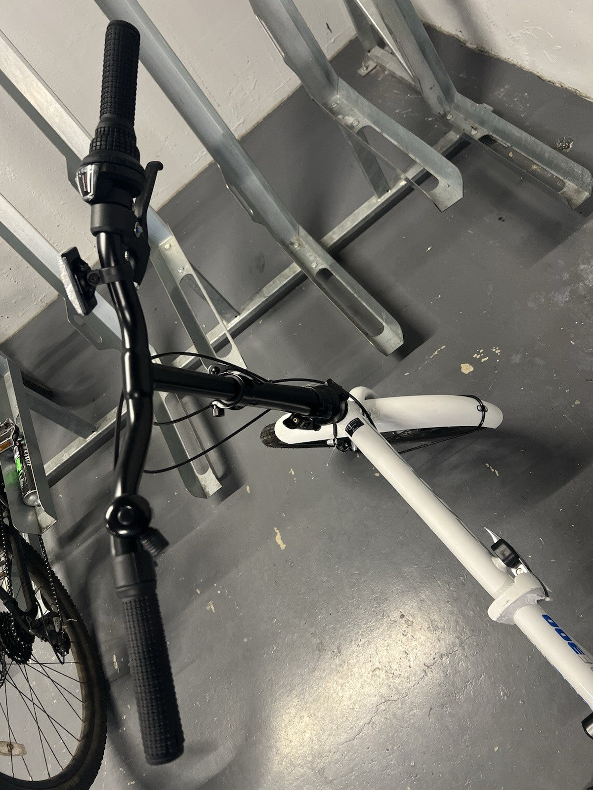 CROSS CRF300 Folding Bike 20 in White with Mudguards & Kickstand