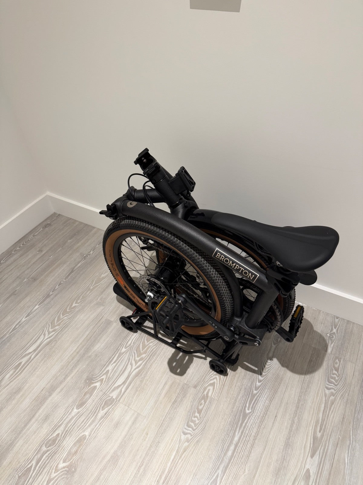 Brompton G Line 8-Speed Folding Bike Large – Space Black + Metro Messenger Bag