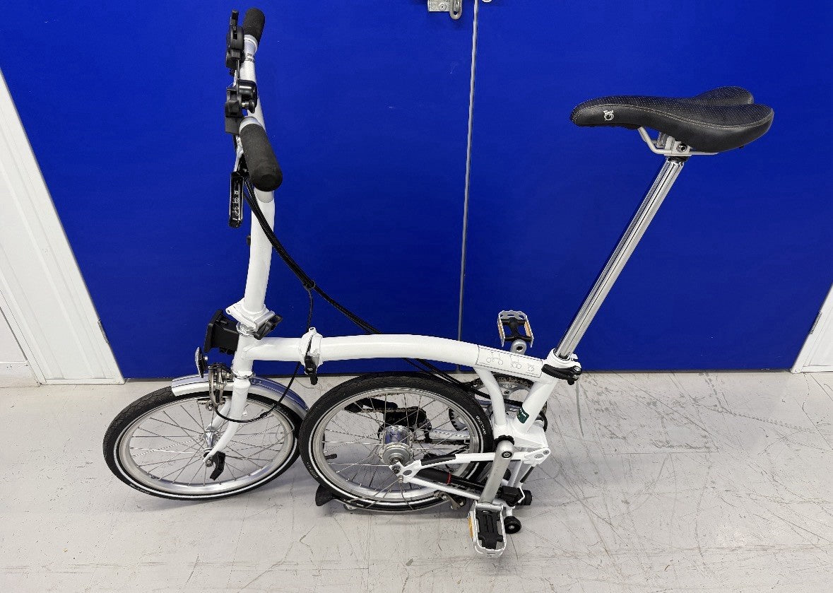 Brompton ML6 2016 folding cycle. White. 6 Speed. Mint used once!