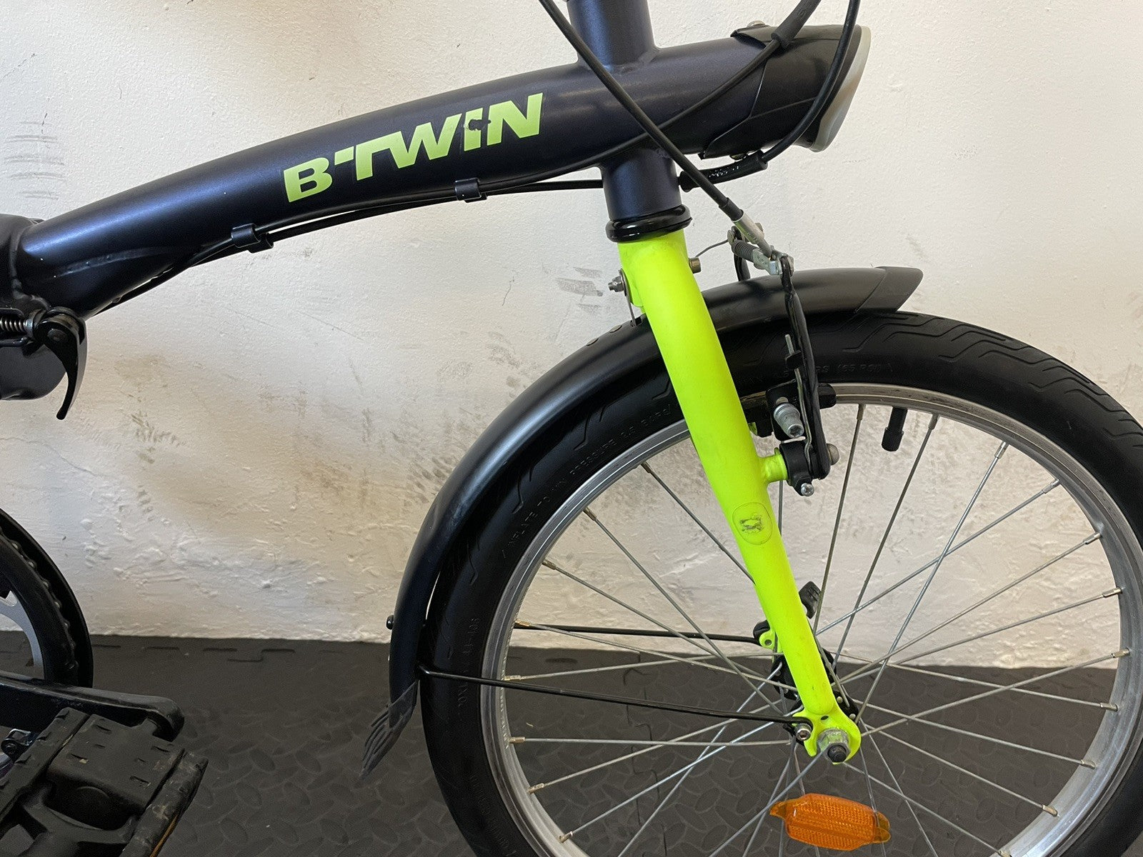 B Twin Tilt 120 Folding Bike 20 Inch Wheels. 6 Speed Matt Navy And Neon.
