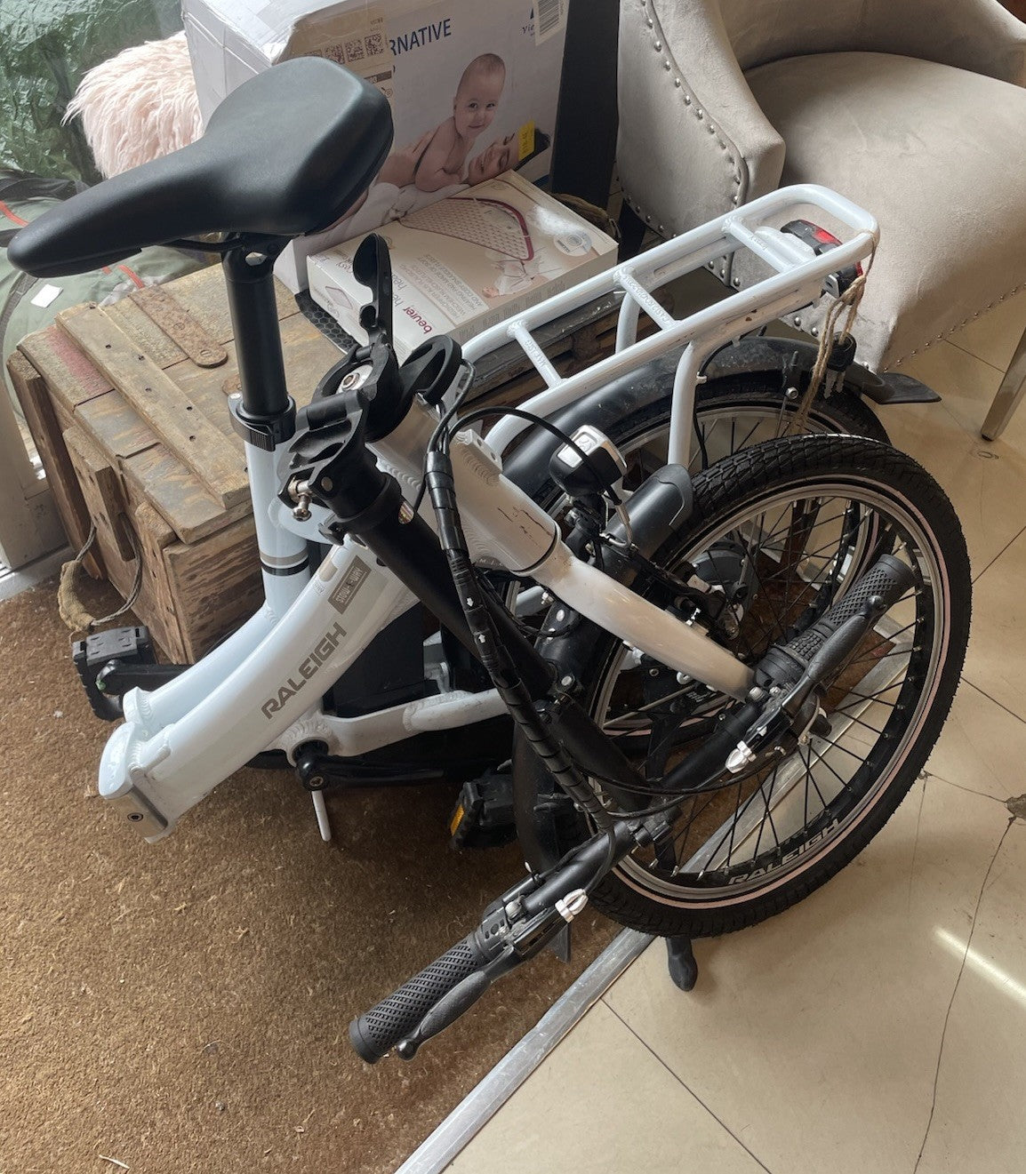 Raleigh Stow-E-Way Folding 7-Speed 20" Wheel Alloy E--Bike White Untested