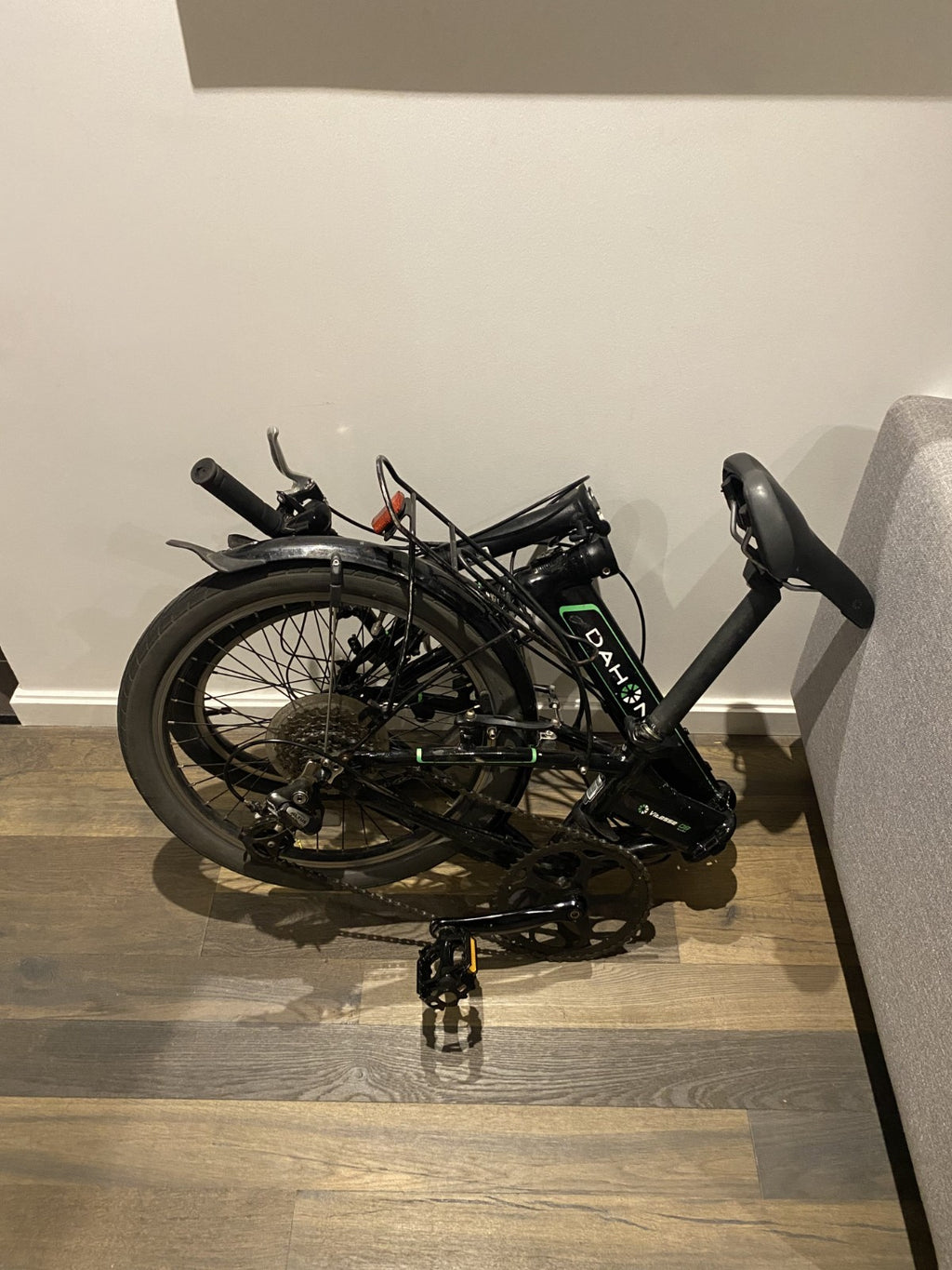 Dahon Vitesse Alloy D8 folding commuter bike, Obsidian black,  superb Condition