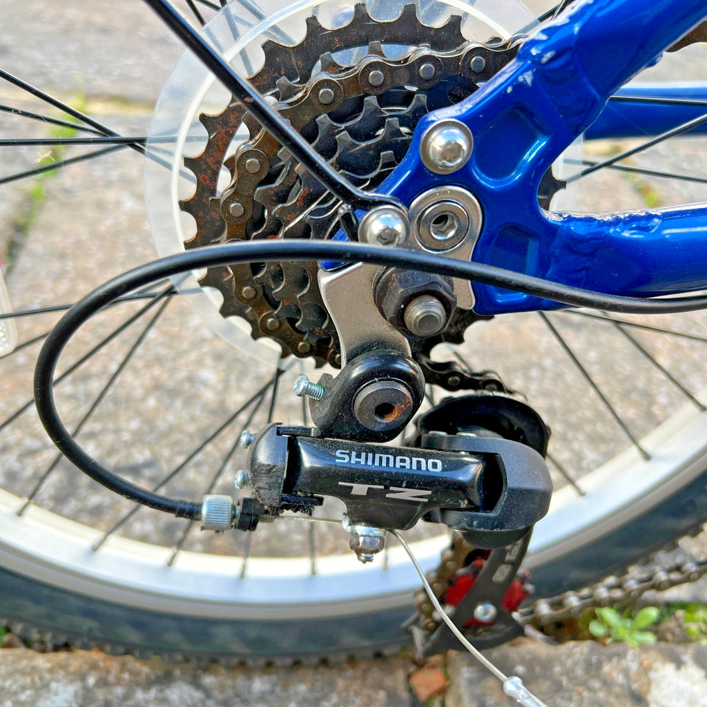 Apollo Tuck Folding Bicycle – Lightweight Steel Frame, 6‑Speed, Compact Fold.