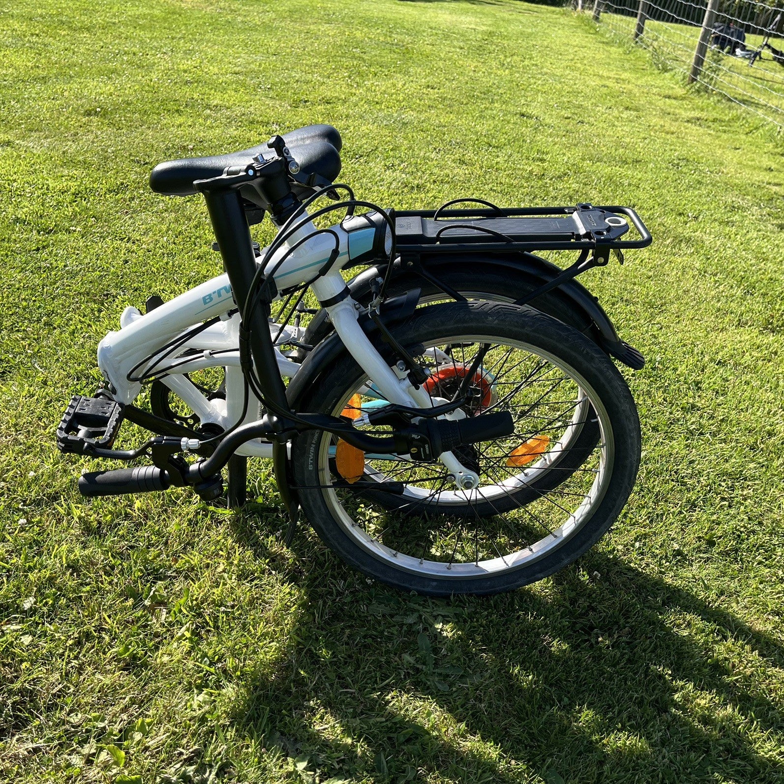 BTwin Tilt 500 lightweight aluminium Folding Bike – White – Great Condition