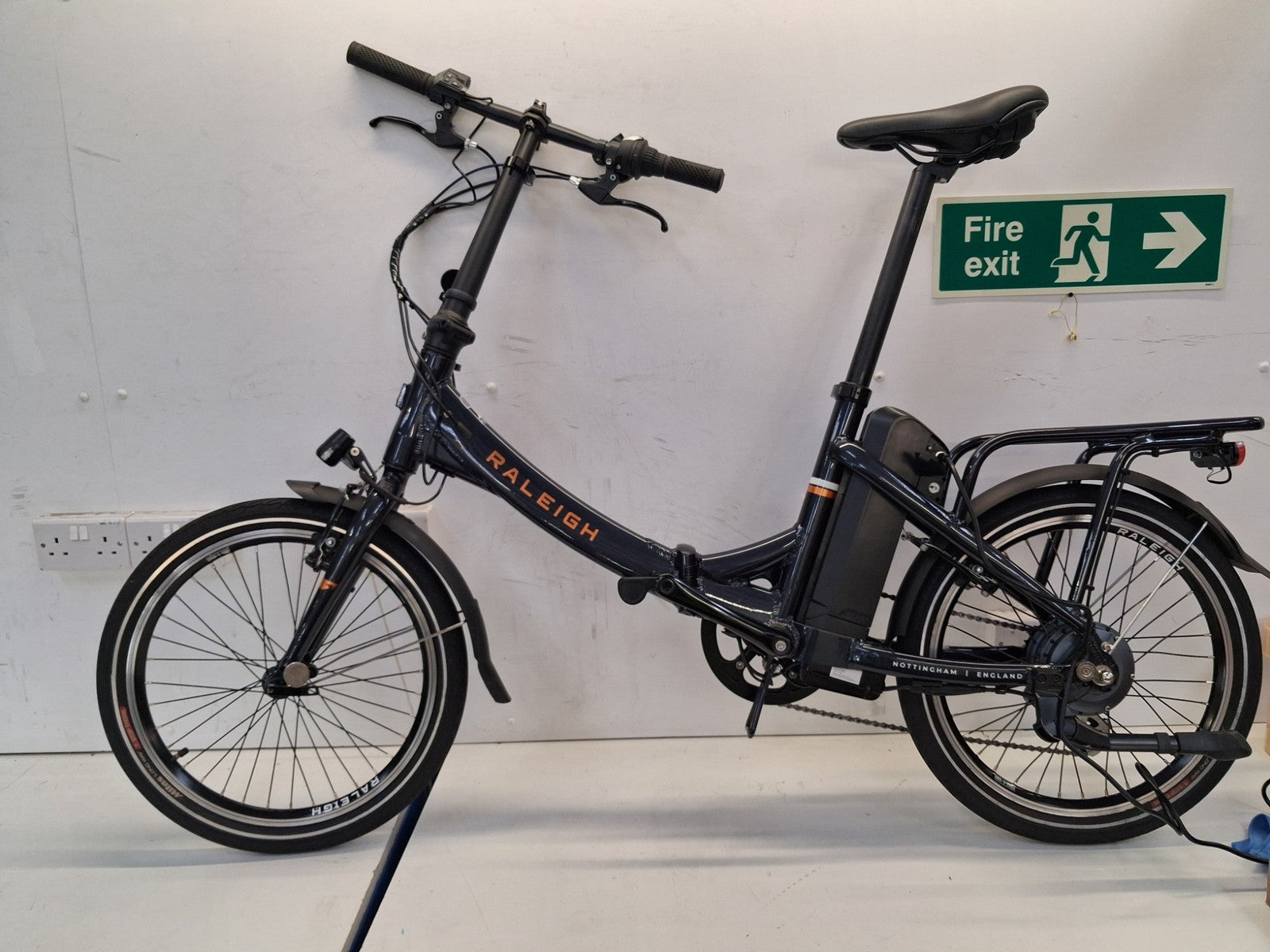Raleigh Stow-E-Way Folding Compact 7~Speed 20" Wheel Alloy E--Bike Dark Blue A