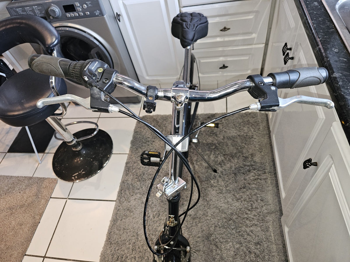 Lightweight Aluminium Raleigh Swift Folding Bike is in good condition