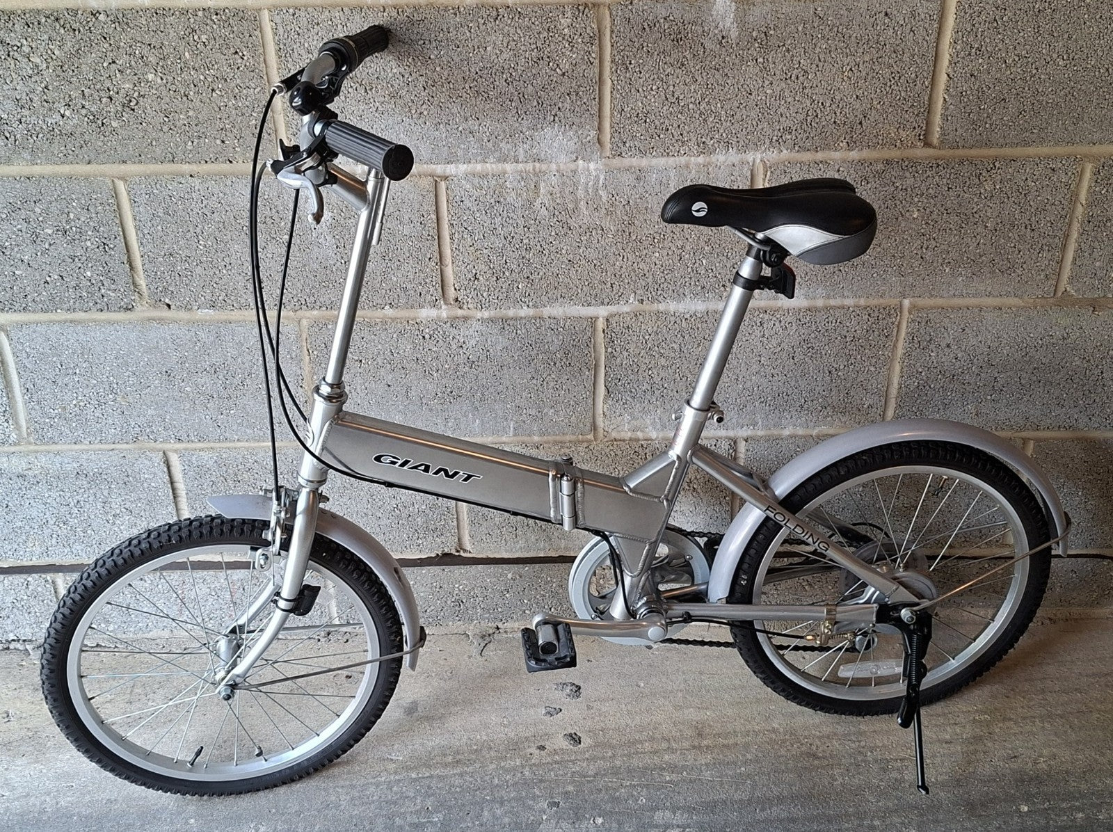 GIANT HALFWAY FOLDING BIKE – 6 Speed, 20" Wheels - Lightweight Aluminium Frame