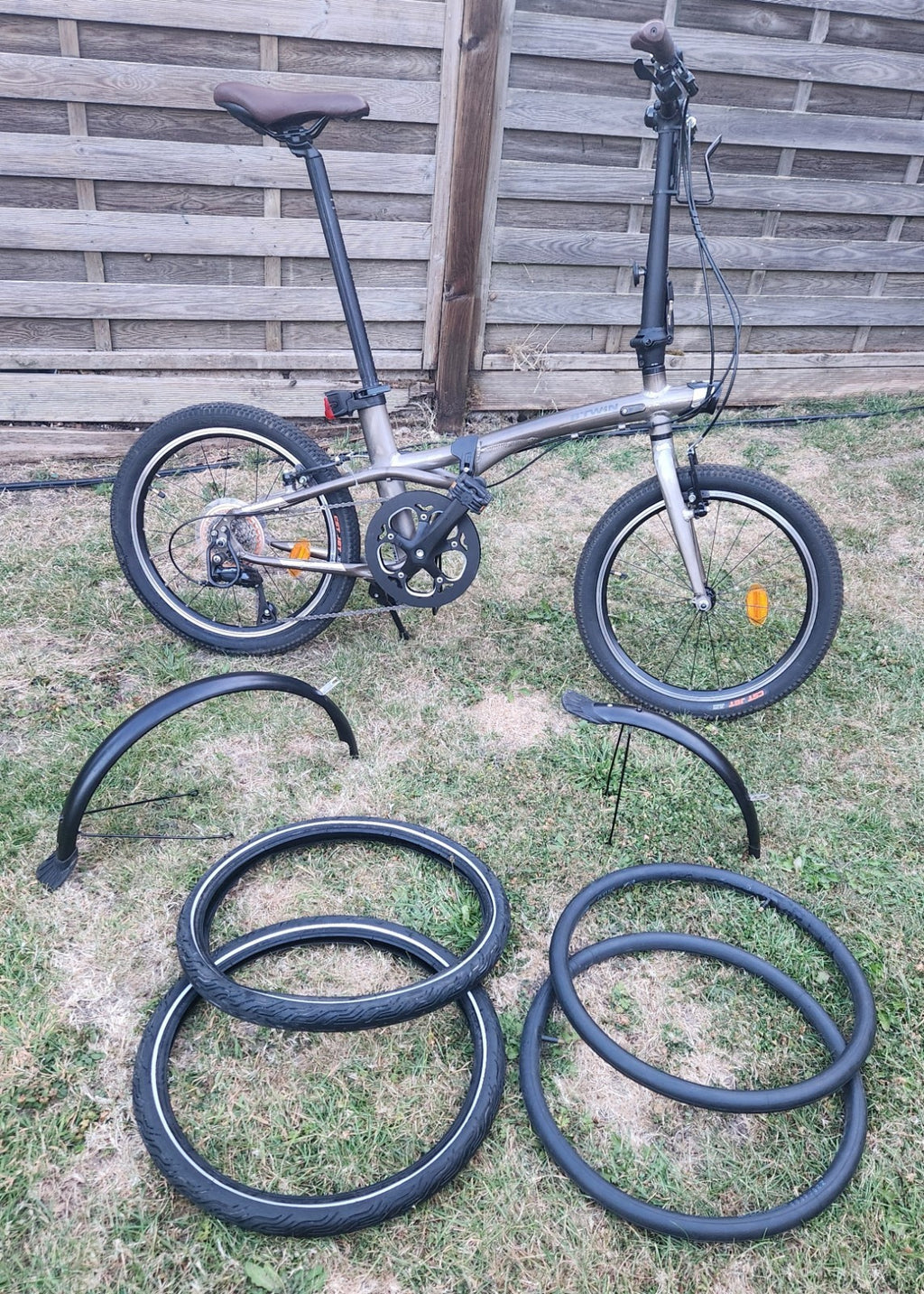 Btwin Tilt 900 Folding Bike 9 Speed Lightweight.