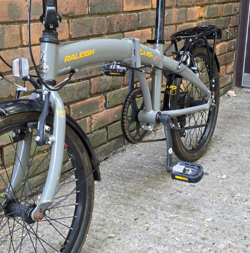 RALEIGH EVO TWO FOLD UP BIKE (20" WHEELS)