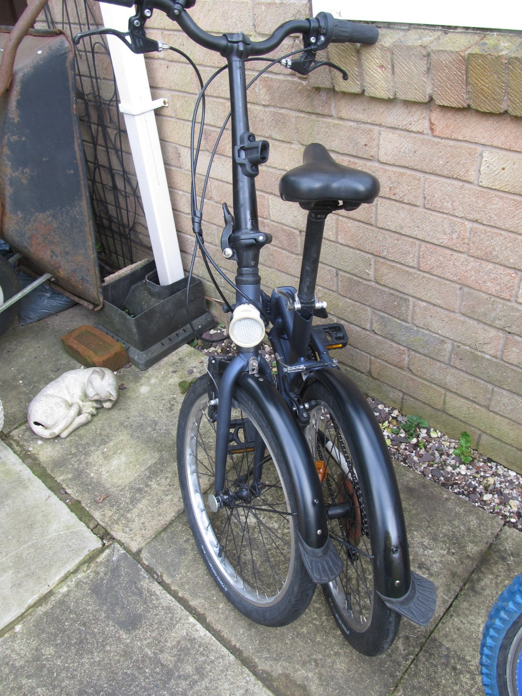 BIKE - FOLDING BIKE - 20 " WHEELS  - UNISEX - VERY GOOD CONDITION