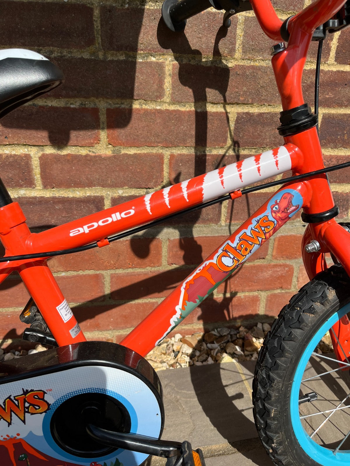 Apollo Claws 14" bike. Clean condition + folding stabilisers!