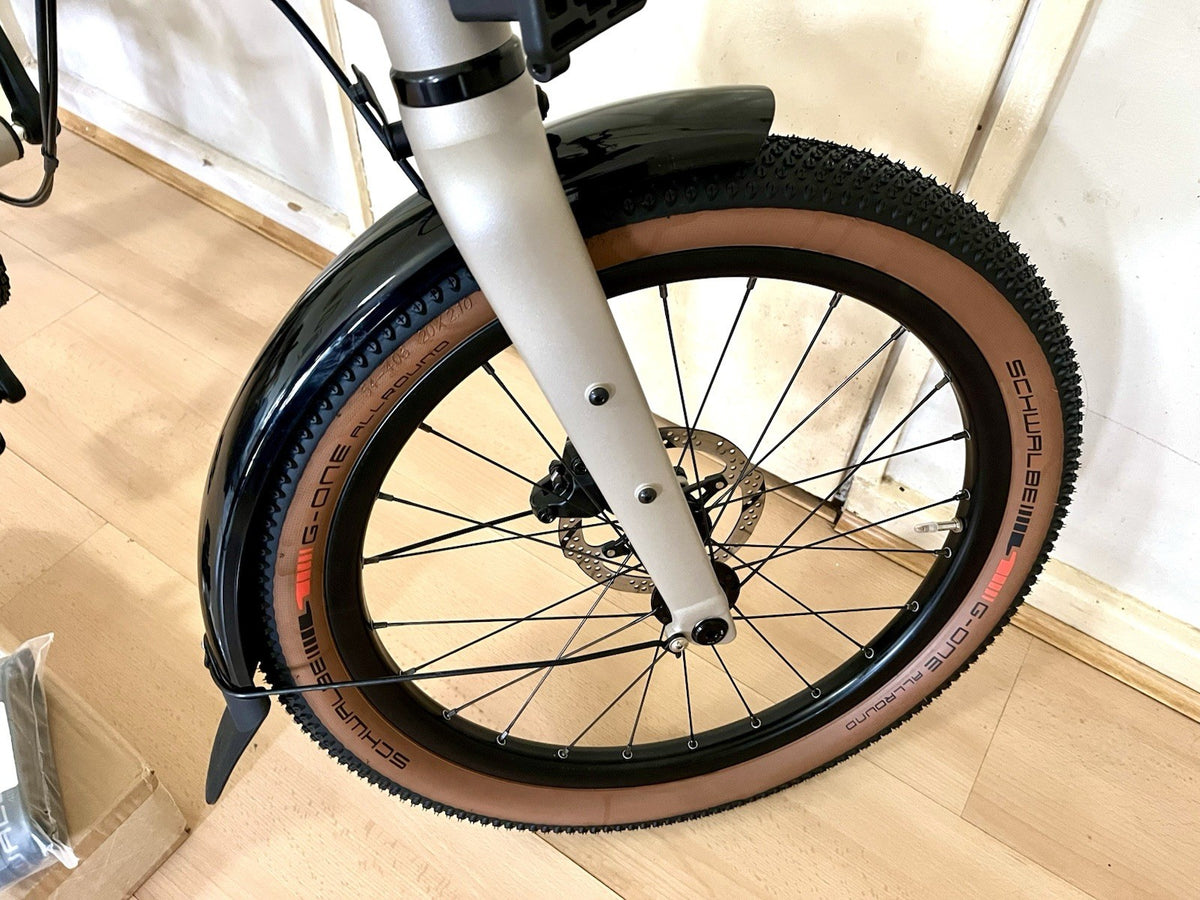 Brompton G Line Medium Folding Bike 8-Speed, Traildust White w rack & mudguards