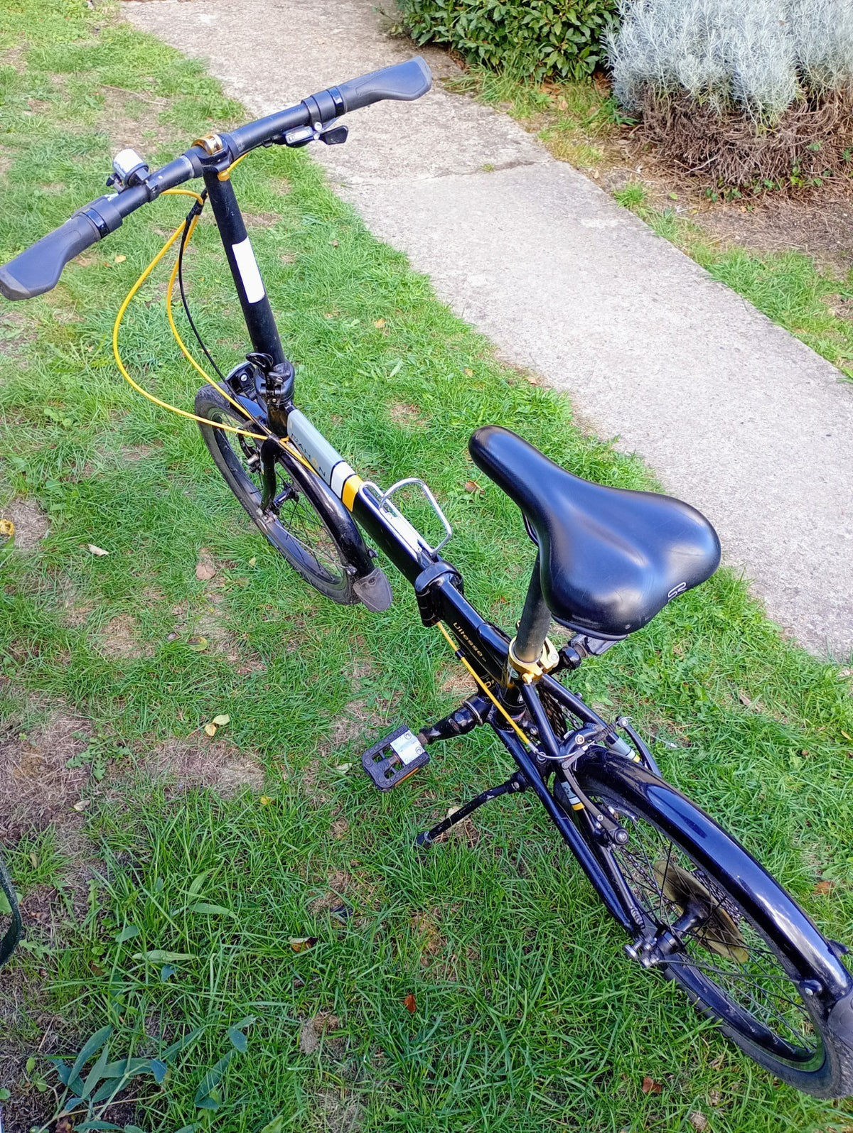 Dahon Vitesse D8 Aluminium Folding Bike 20" Black Wheels, 8-Speed Shimano Altus