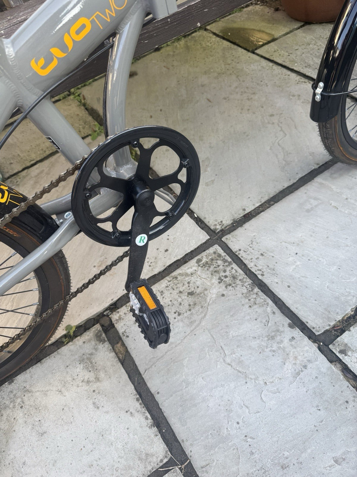 Raleigh Two Two Folding Bike 20" Aluminium Frame, 7-Speed Rear Rack Stand