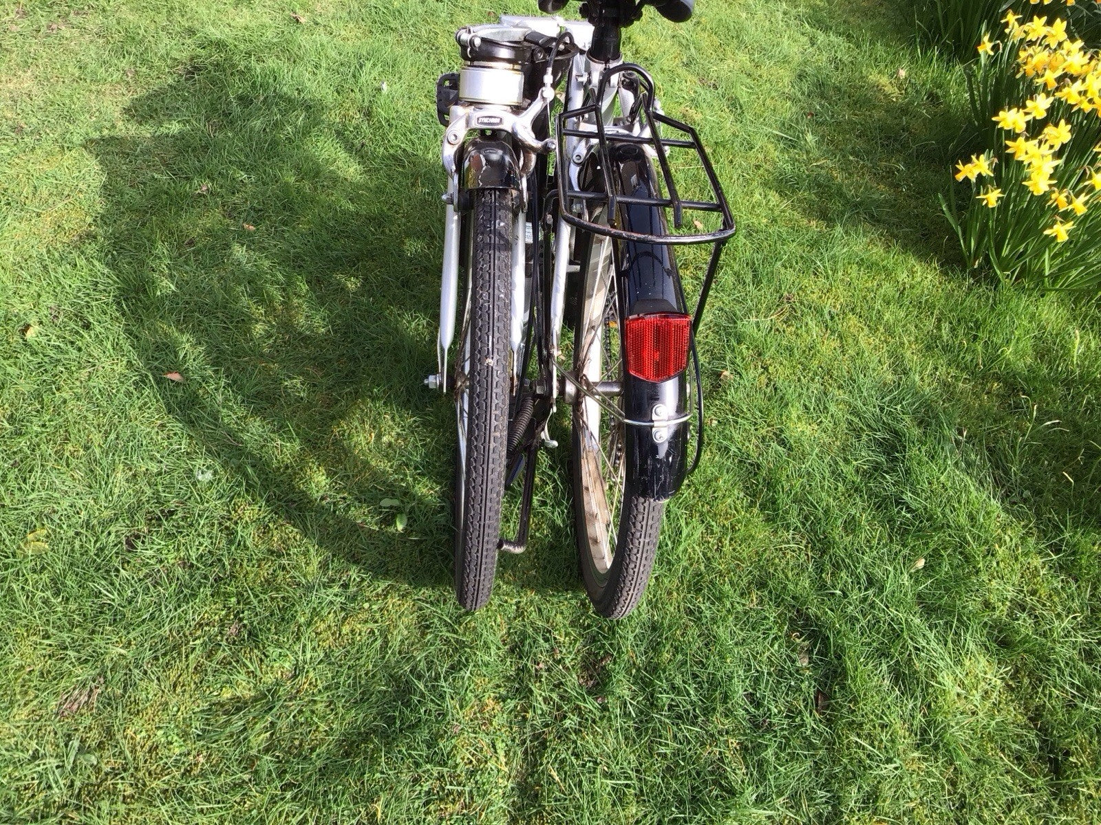 Adult folding bike for sale, unisex made by Dahon. In good condition.