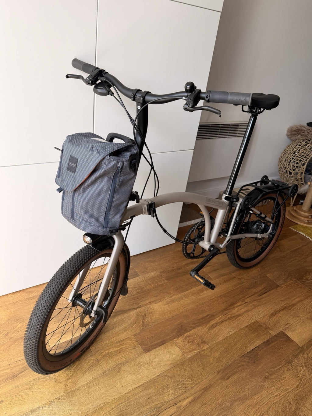 Brompton elctrc G Line, trail dust white, 4 speed, Medium, pristine condition