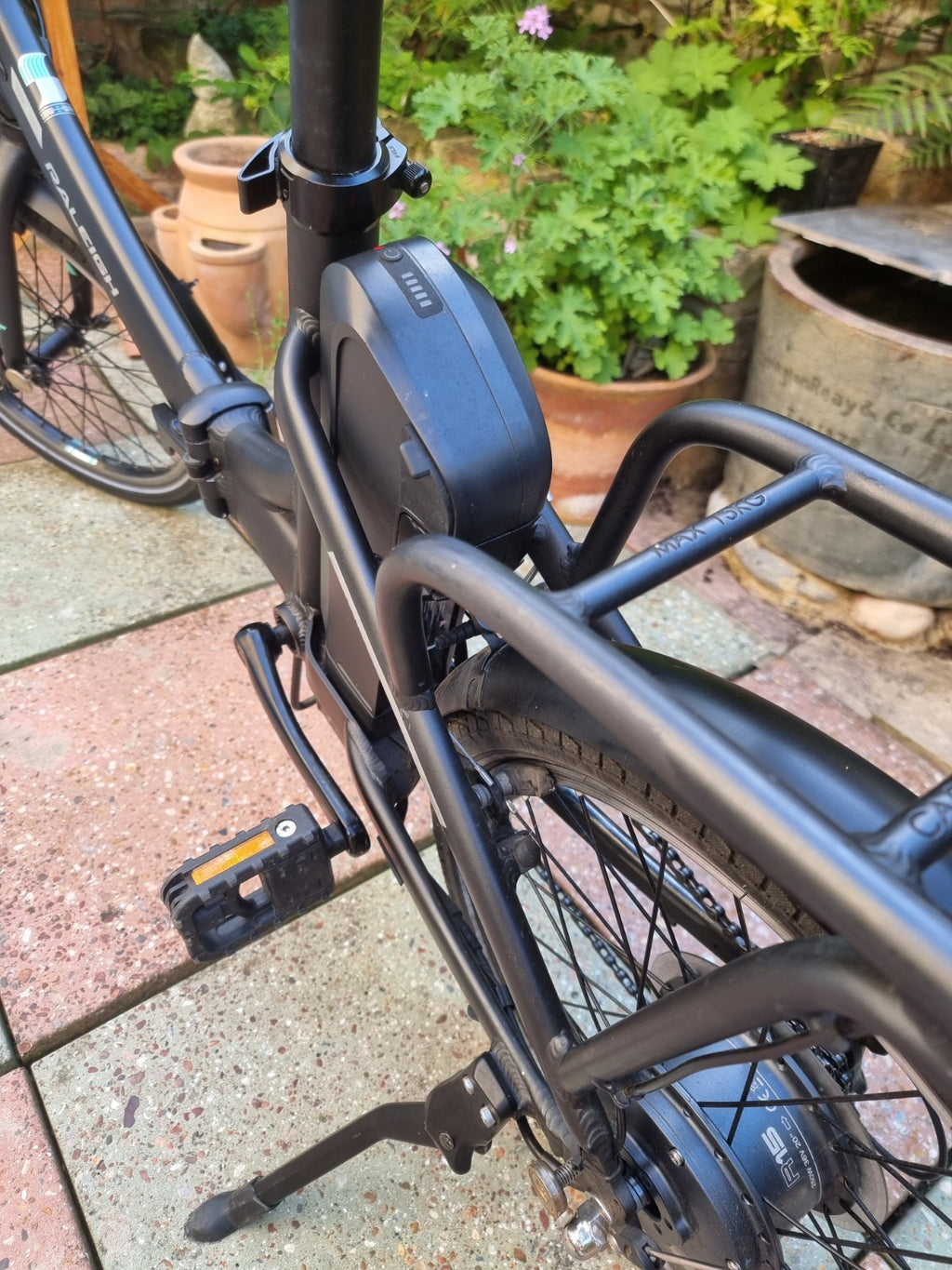 Raleigh Stow--E--Way Compact 8-Speed Folding Bike - Black