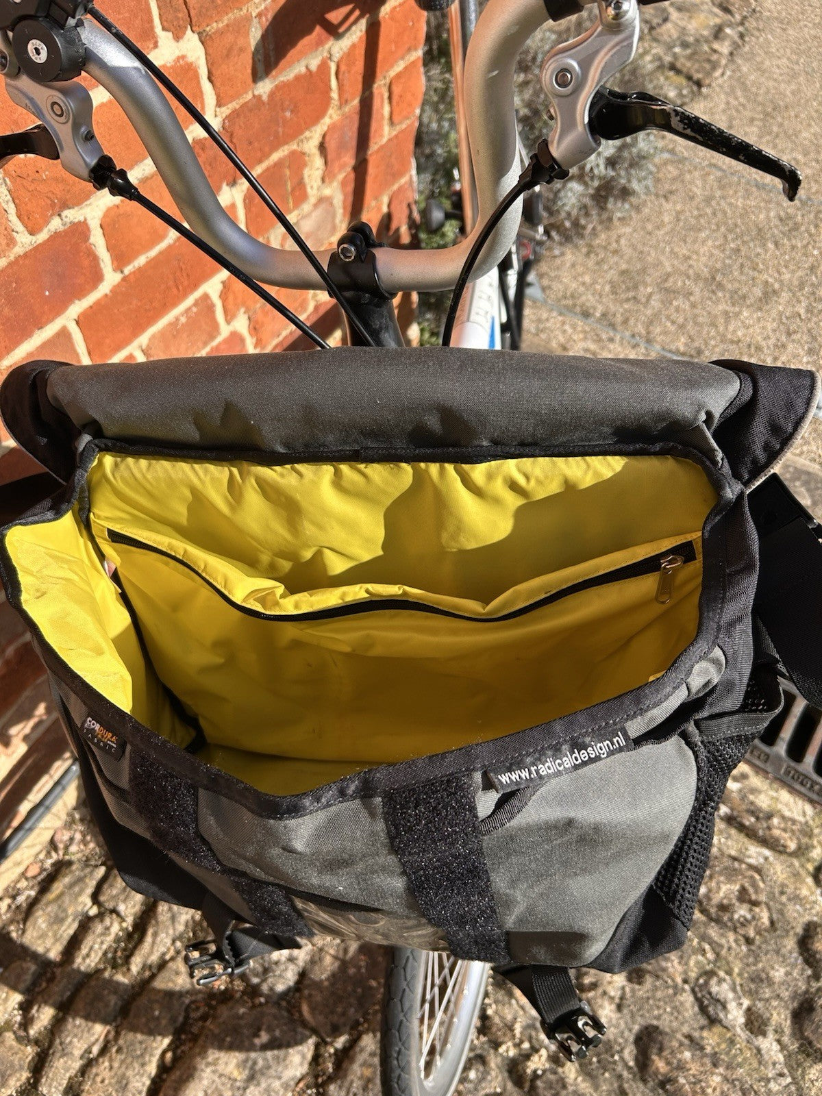 Brompton Folding Bike 16in M White/Black Mudguards Reflectors Front Bag
