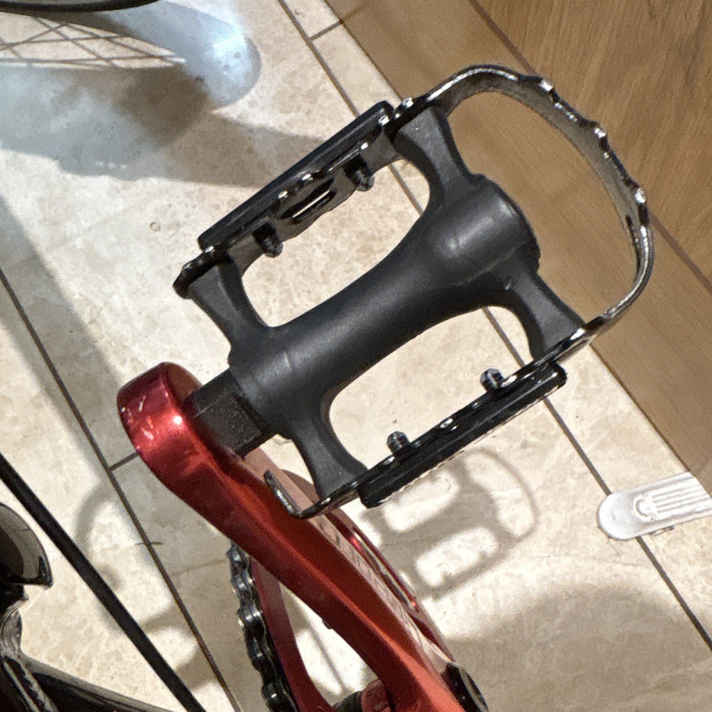 Dahon D8 20in Folding Bike 8-Speed Mechanical Disc, Mudguards, Black/Red