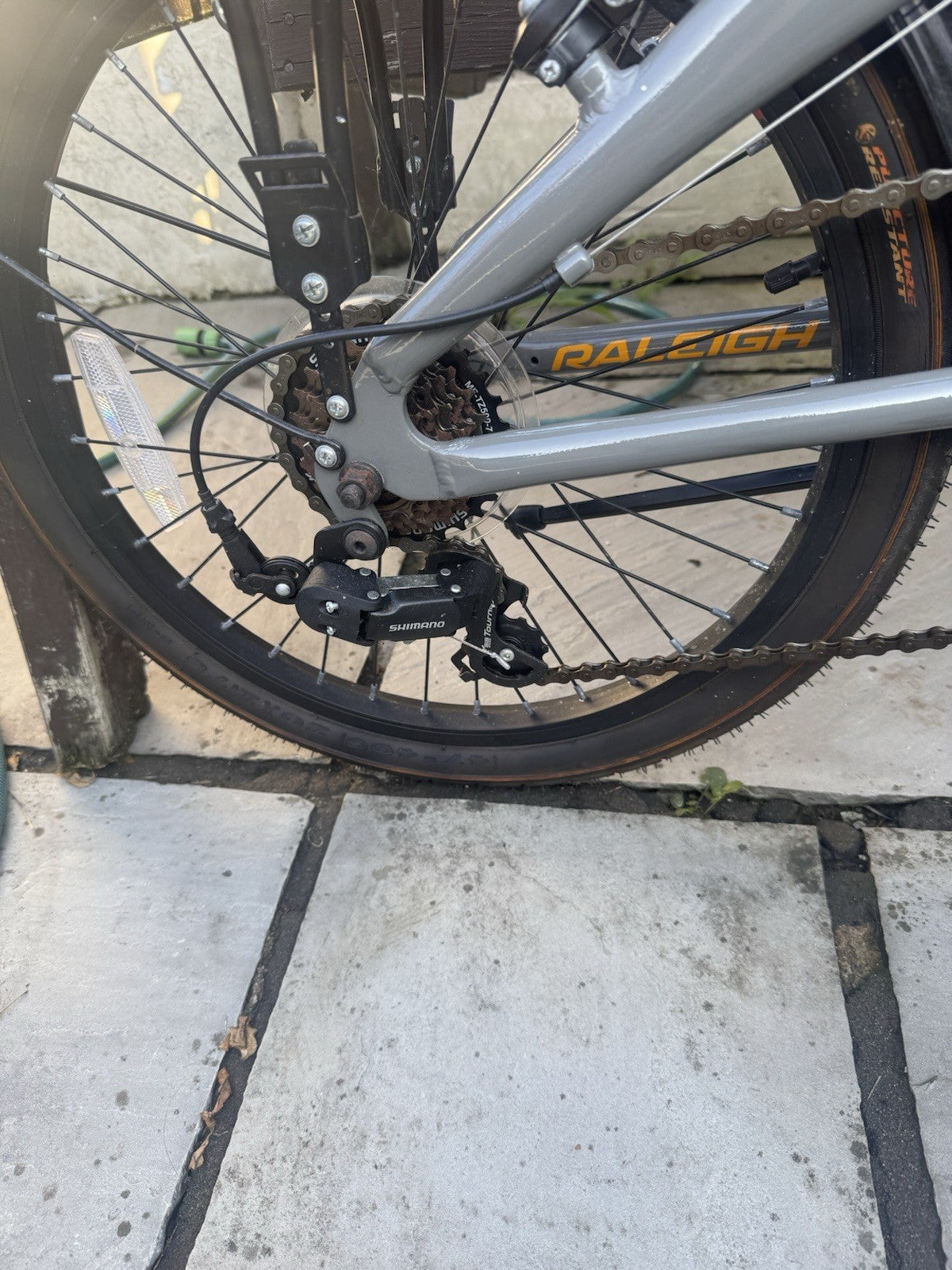 Raleigh Two Two Folding Bike 20" Aluminium Frame, 7-Speed Rear Rack Stand