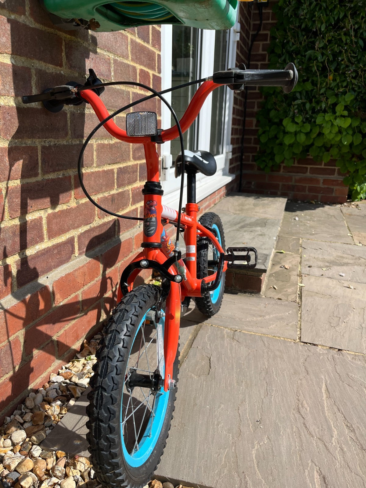 Apollo Claws 14" bike. Clean condition + folding stabilisers!