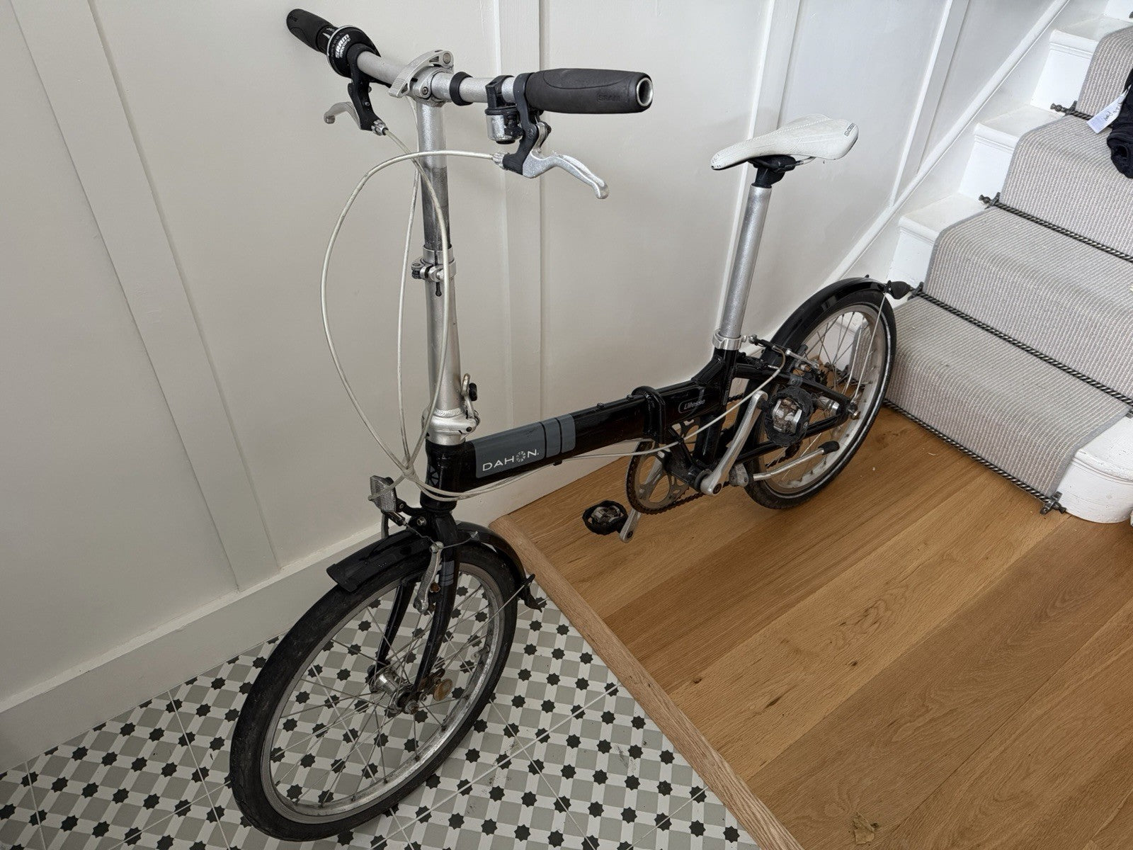 Dahon Vitesse 7005 Folding Bike 7-Speed, 20-inch, Black