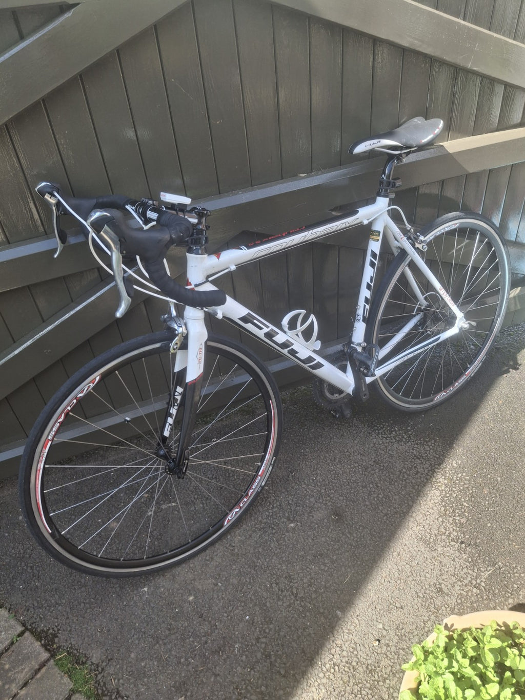 Fuji Mans Road Bike With Turbo Trainer And Pair Of Shoes Size 9