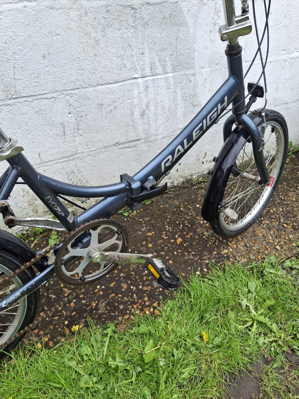 Raleigh EVO 7SP Folding Bike, Aluminum Frame, 20" Wheels, 7 Speed with Revo Grip