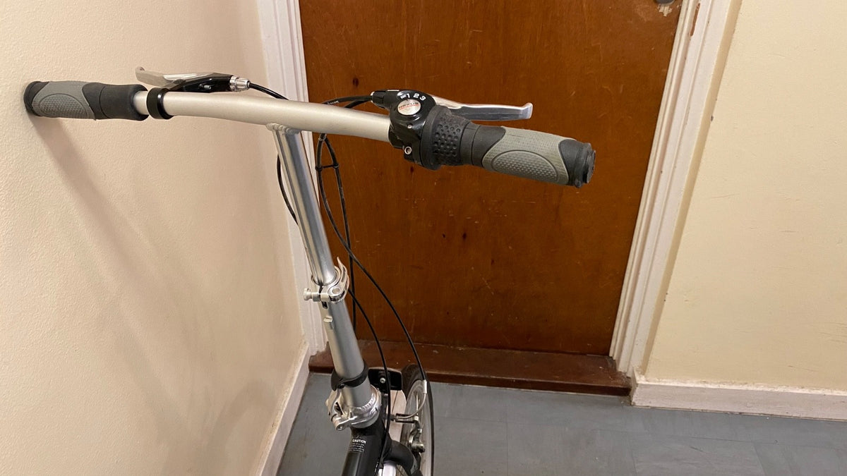 Pinnacle Journey 1.0 folding bike in matte black. Shimano Nexus 3-speed.