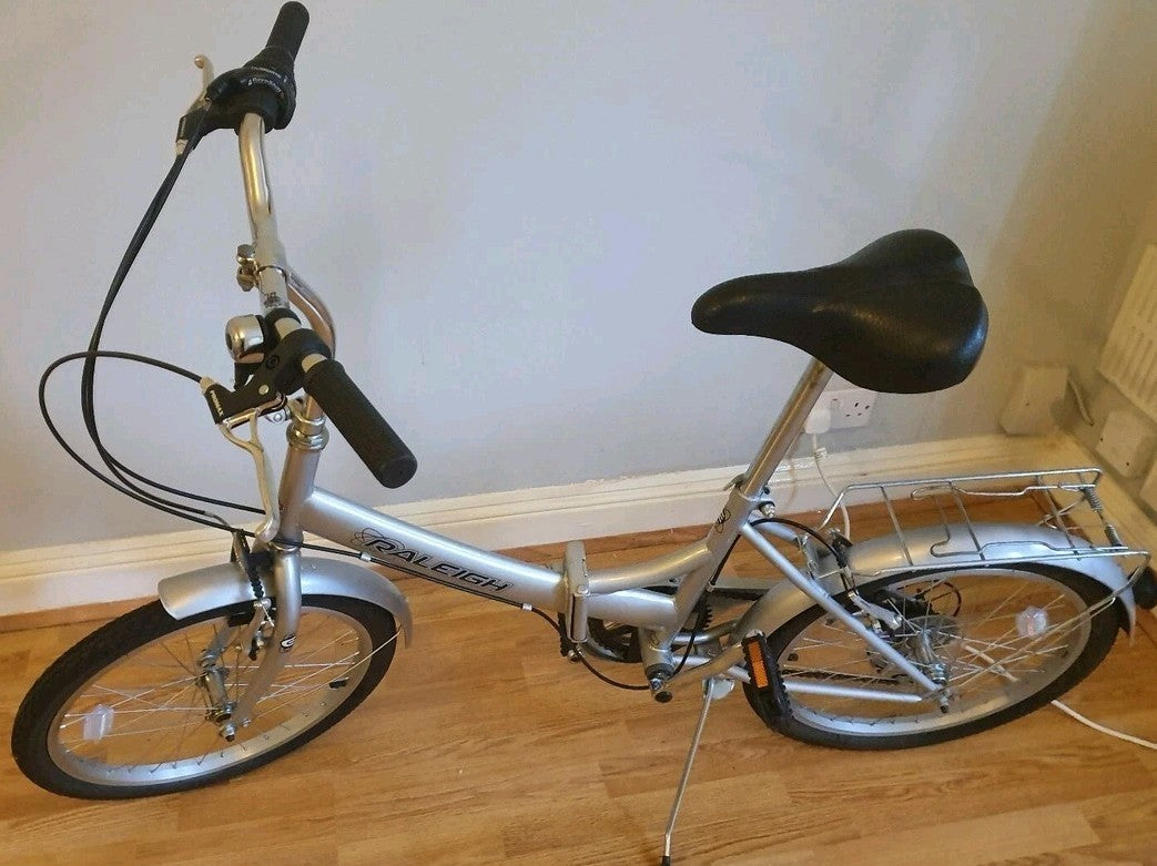 RALEIGH ECLIPSE ADULT FOLDING BICYCLE - 6 SPEED REVOSHIFT GEARS.