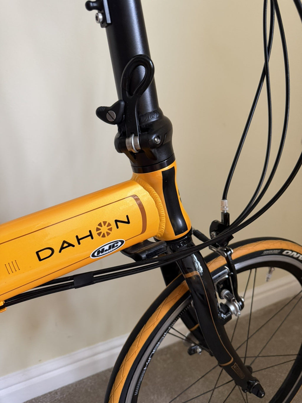 DAHON SPEED PRO TT FOLDING BIKE. HARDLY USED AS SHOWN.